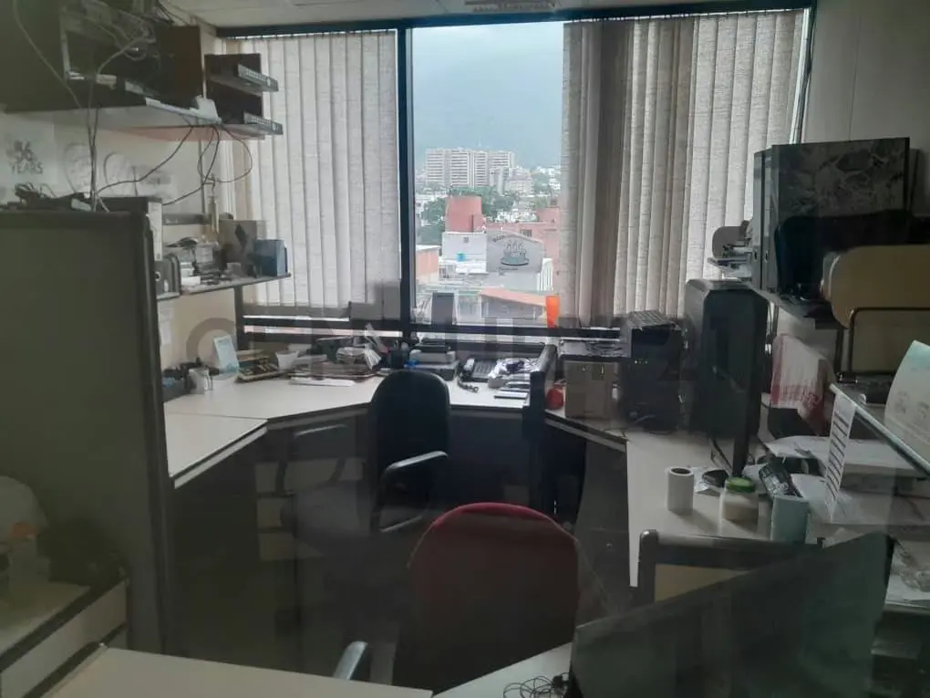JCC - SE VENDE TODO UN PISO DE DOS OFICINAS AMOBLADAS DE 168 MTS2. CADA UNA - 15