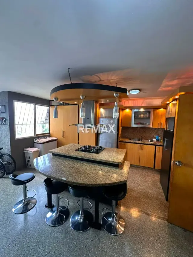 En Venta Amplio apartamento en zona Privilegiada del Oeste de Barquisimeto - 2