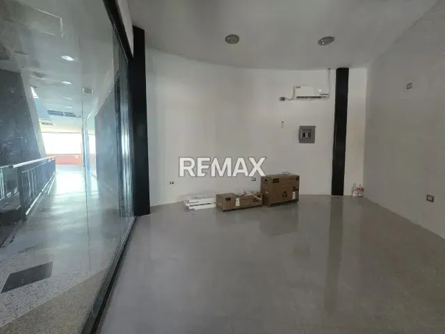 LOCAL COMERCIAL EN ALQUILER EN CABIMAS CENTER (OBRA GRIS) - 4