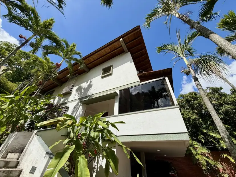 Se Alquila casa/558M2 terreno/5h+s/4b+s/3p/Sebucan/2658