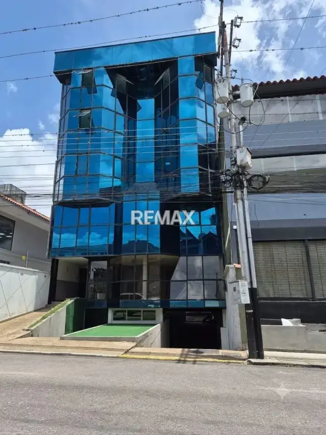 EN ALQUILER BARRIO OBRERO! Local comercial a pie de calle en Torre Capeccio