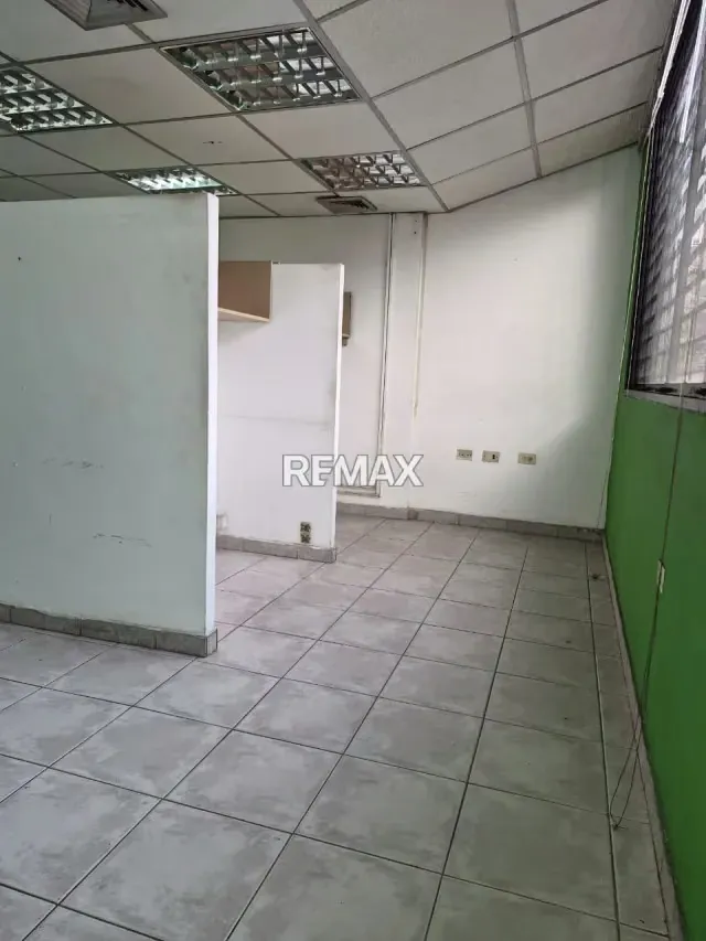EN ALQUILER BARRIO OBRERO! Local comercial a pie de calle en Torre Capeccio - 11