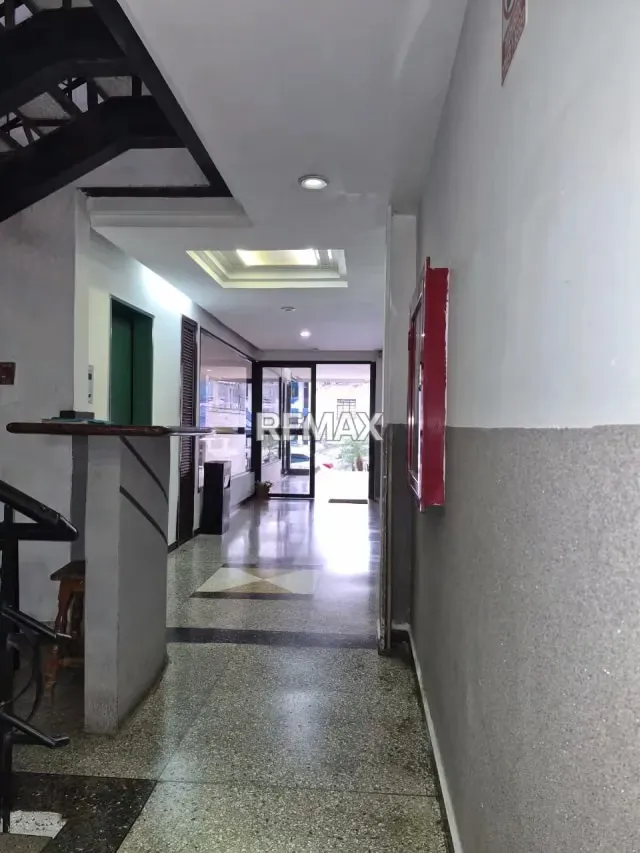 EN ALQUILER BARRIO OBRERO! Local comercial a pie de calle en Torre Capeccio - 2