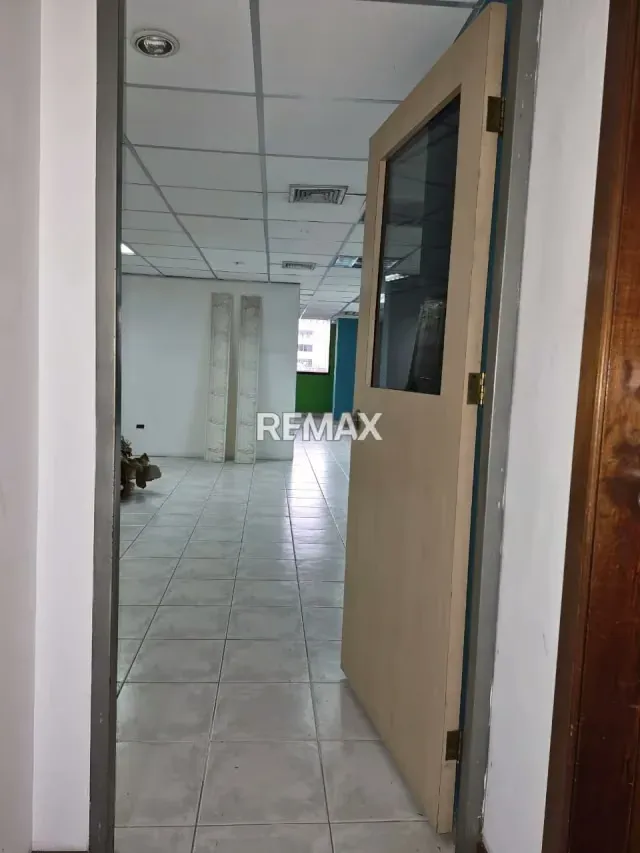EN ALQUILER BARRIO OBRERO! Local comercial a pie de calle en Torre Capeccio - 8