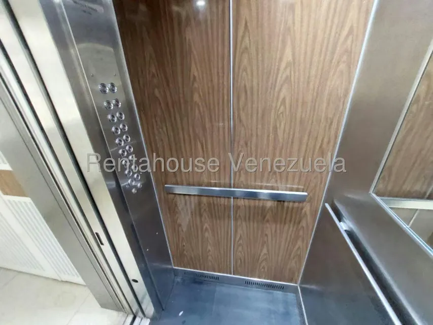Apartamento (1 Nivel) en Alquiler en Los Palos Grandes, Distrito Metropolitano - 32
