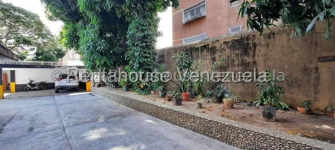 Apartamento (1 Nivel) en Alquiler en Los Palos Grandes, Distrito Metropolitano - 35