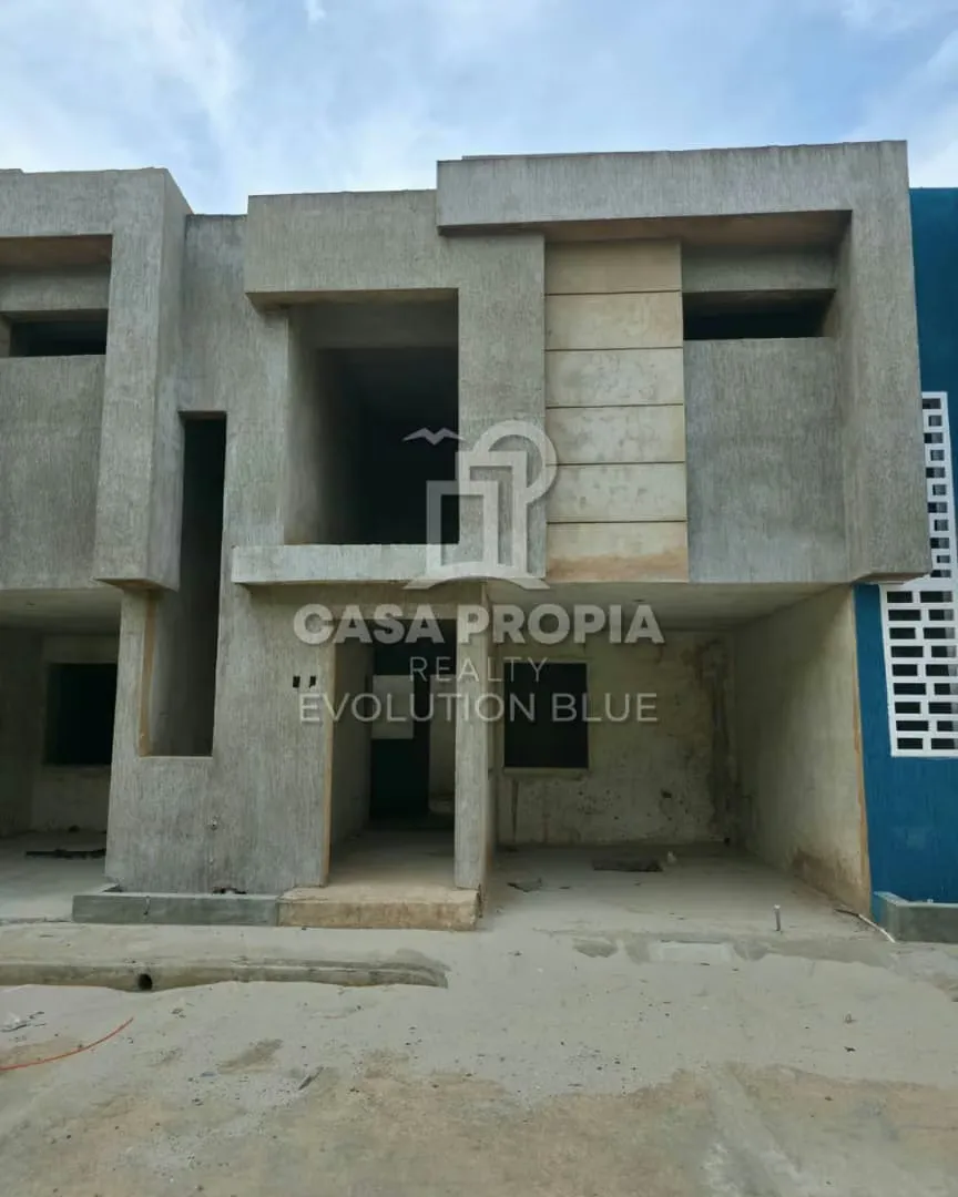 Townhouse villa acrópolis la coromoto en gris
