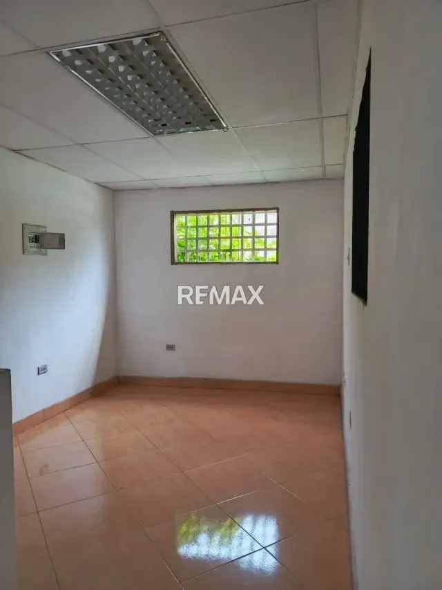 Local comercial en alquiler Ubicado en la calle 6 entre AV. 9 y av. Bolívar - 5