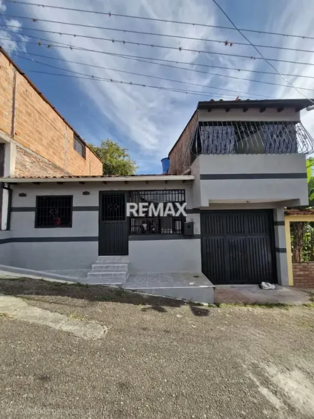 Se vende amplia y cómoda casa con terreno propio ubicada en la estratégica zona de la Carrera 5 en Arjona
