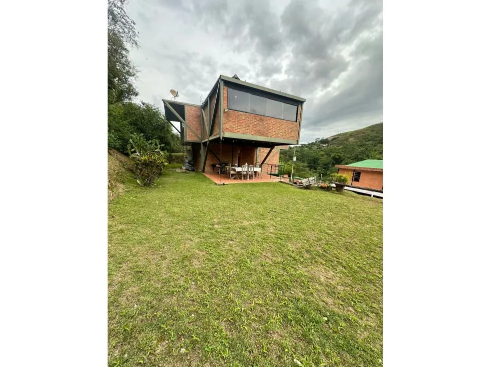 Vendo casa c/jardin en calle cerrada 337m2 Villanueva del Hatiilo 9005