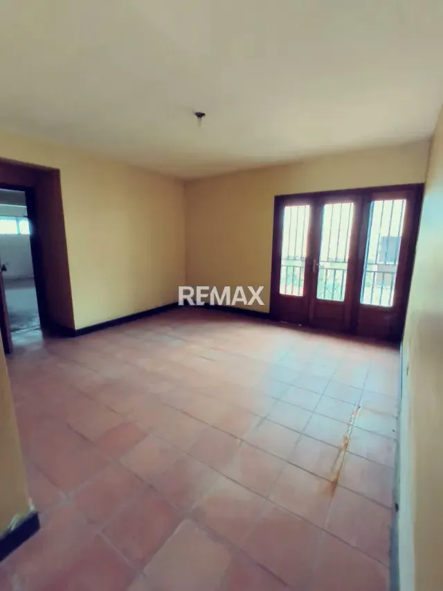 Venta Casa quinta Comercial a Remodelar av principal pie de calle - 11