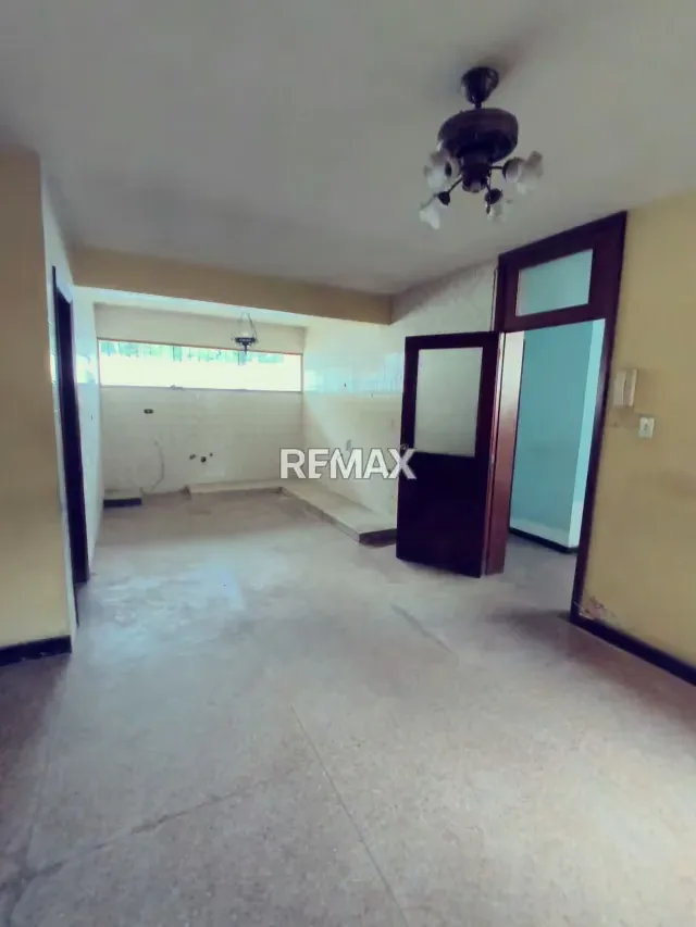 Venta Casa quinta Comercial a Remodelar av principal pie de calle - 12