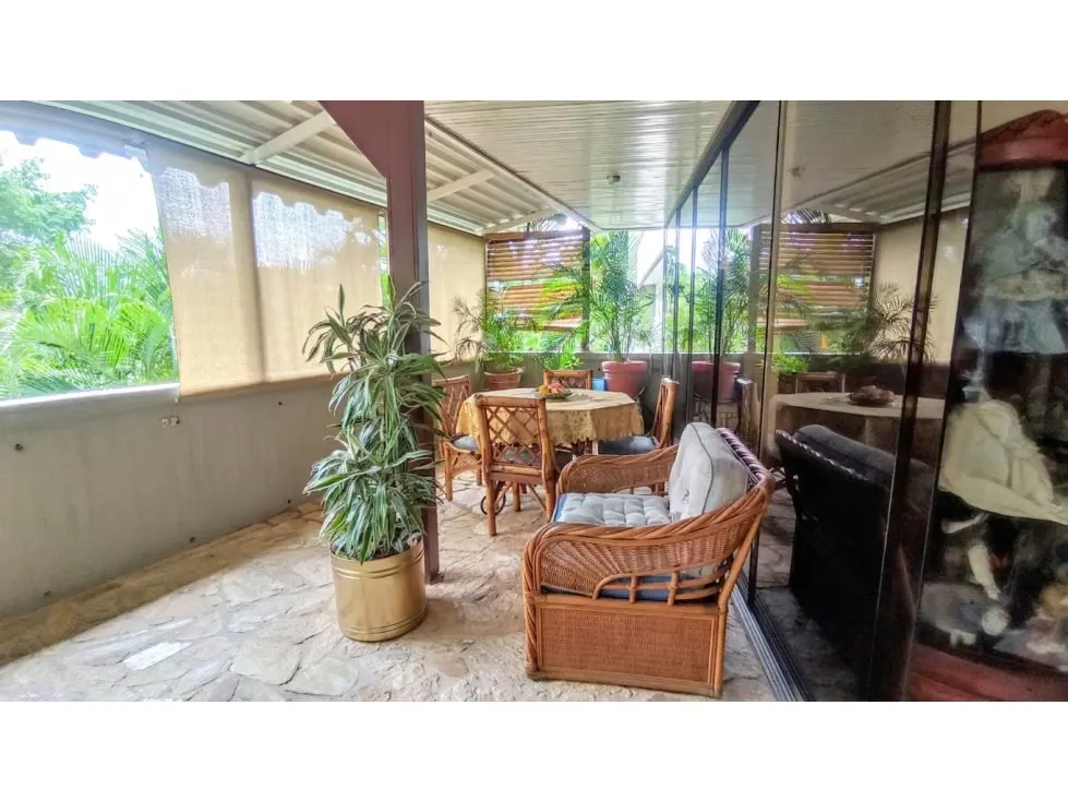 Apartamento en Venta con Terraza El Peñón 5H/4B/2PE/3M 221m2