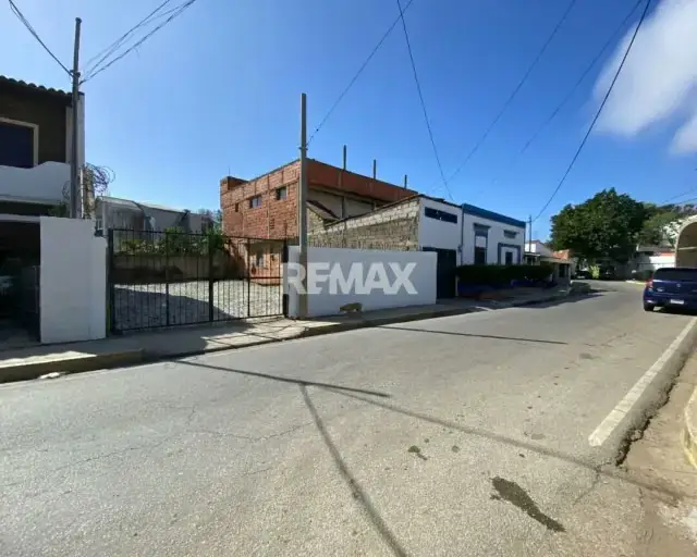 EN ALQUILER, TERRENO EN LA ZONA MÁS COTIZADA DE LA ISLA DE MARGARITA, 180 M², RESGUARDADO POR PAREDES PERIMETRALES Y UN PORTÓN DE REJAS, UBICADO DE MANERA PRIVILEGIADA EN LA SALIDA DE PAMPATAR.
