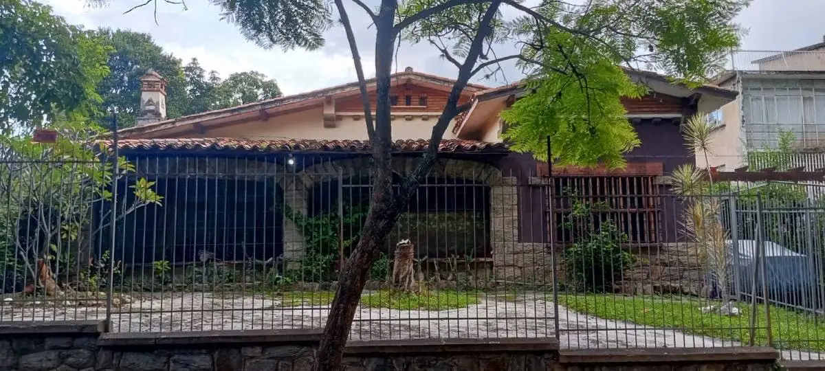 CS - VENTA CASA POR REMODELAR. URB. EL BOSQUE. CHACAO NEGOCIABLE
