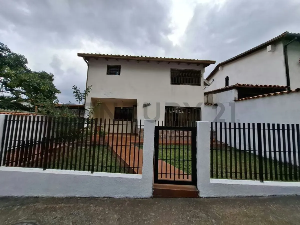 Hermosa Casa en Venta 146mts2 Urb Las Guamas Los Teques