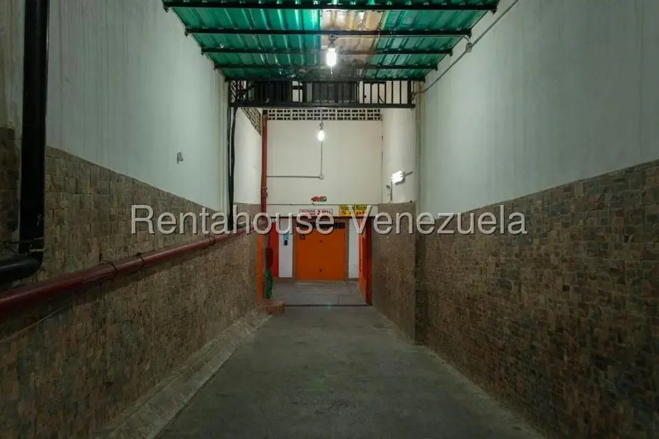 Local Comercial en Alquiler en Parroquia La Candelaria, Distrito Metropolitano - 2
