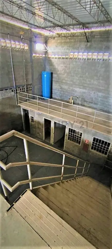 Galpón 241m2 con luz trifásica, mezzanina a metros de la Av. Fuerzas Armadas