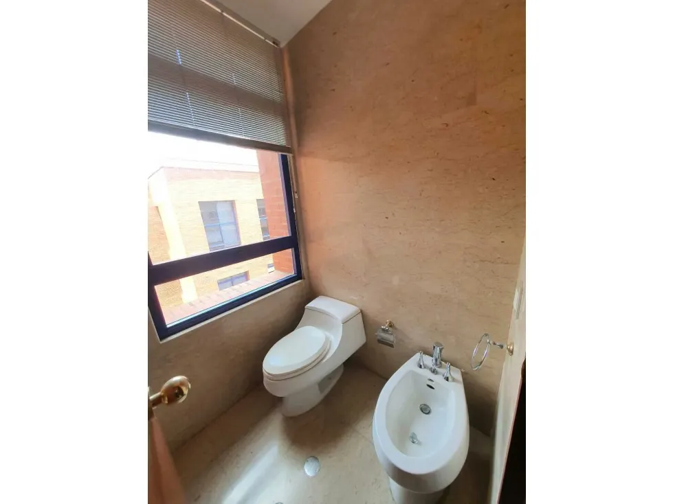 Alquilo apartamento 350m2 La Lagunita 0692 - 8