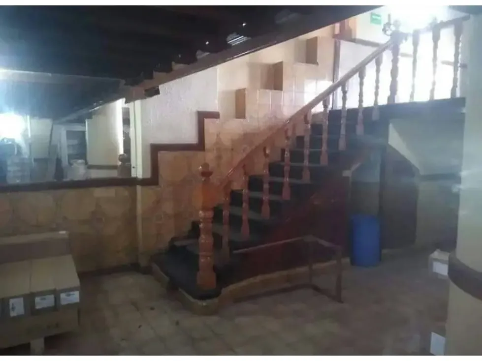 Se Vende Local Comercial a pie de calle en la Av Andres Bello - 6