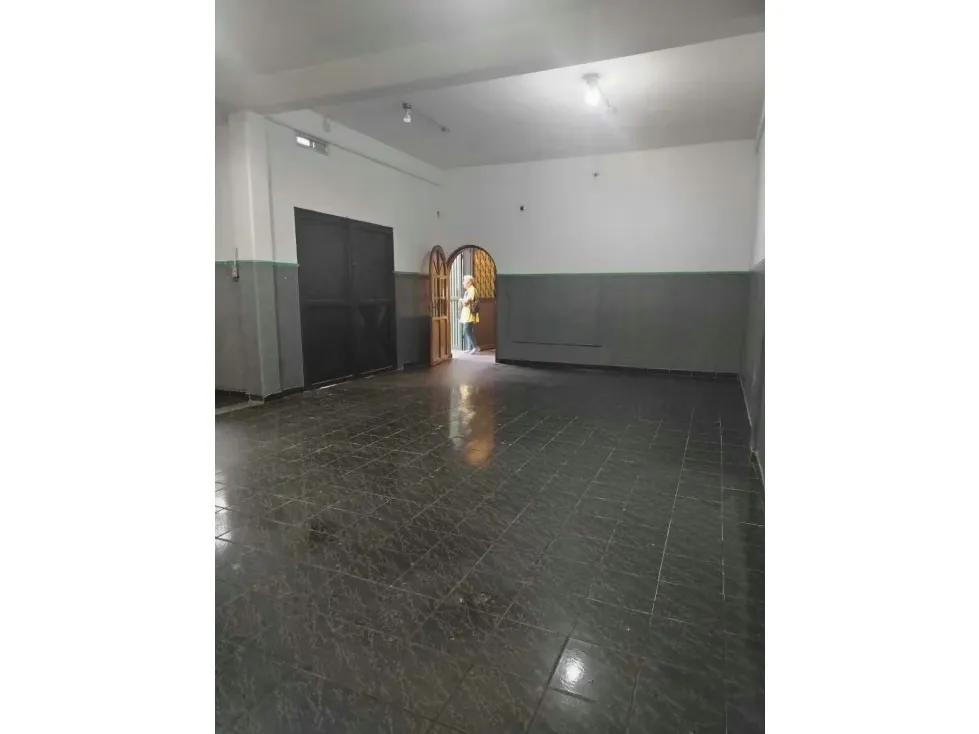 Alquilo local comercial 80m2 Monte Cristo 8200 - 6