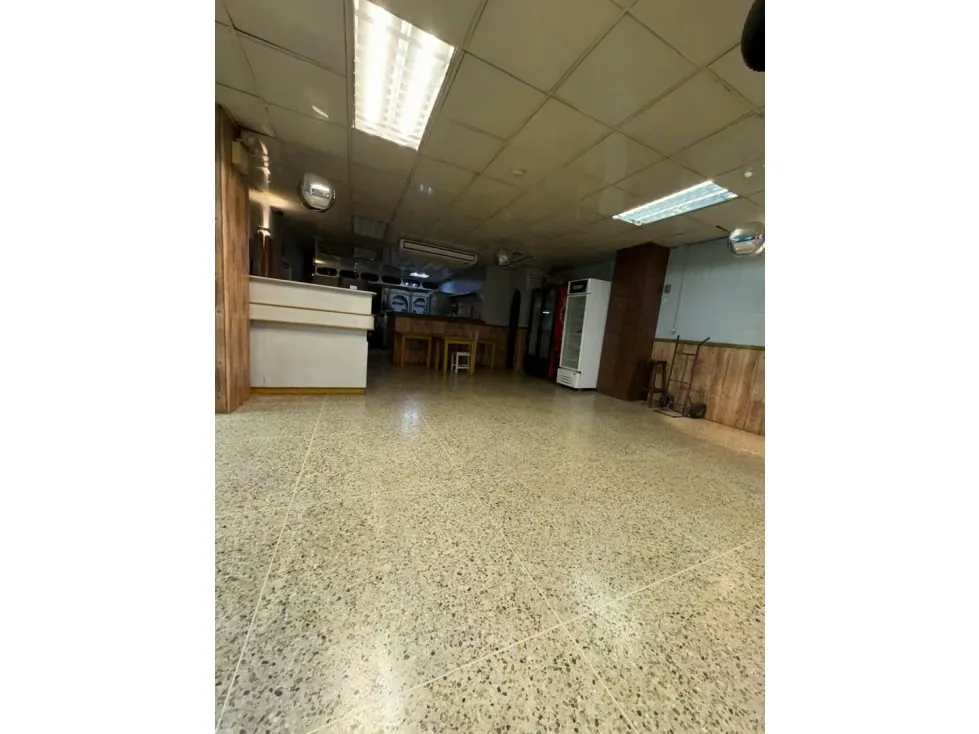 En Alquiler/Venta Amplio Local en la Urbina - 5