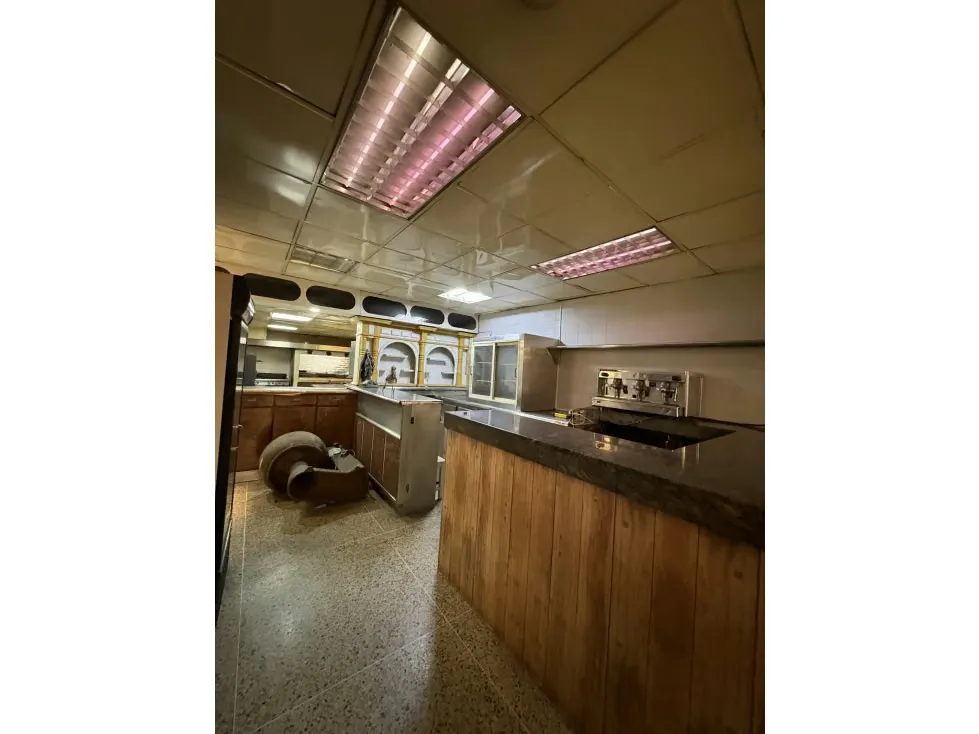 En Alquiler/Venta Amplio Local en la Urbina - 6