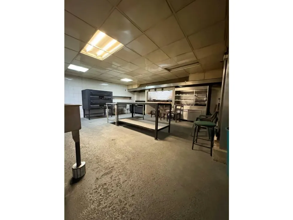 En Alquiler/Venta Amplio Local en la Urbina - 10