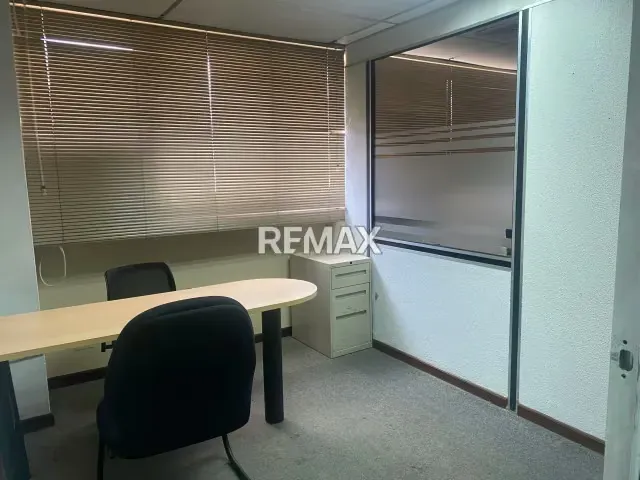 Oficina en Alquiler en la Zona Industrial de La Trinidad Baruta, incluye acceso a áreas comunes como Salón de coferencia, comedor, baños y recepción.