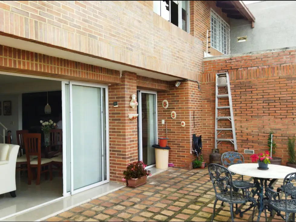 Townhouse en Venta en Loma Linda con terraza y vista al Ávila - 2