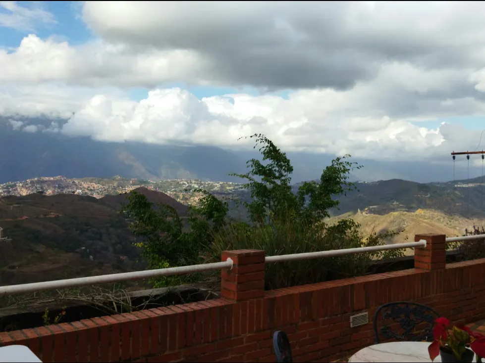 Townhouse en Venta en Loma Linda con terraza y vista al Ávila - 3