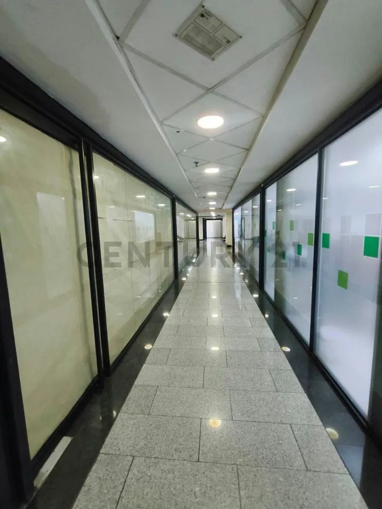 ¡Oficina en venta! Diseña tu espacio ideal en C.C. Multiplaza Paraíso, Caracas - 2