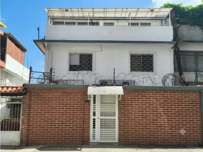 CASA COMERCIAL EN ALQUILER LA CALIFORNIA NORTE 409mts/4B/2PE
