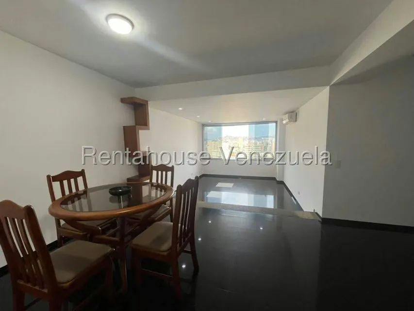 Apartamento (1 Nivel) en Venta en Los Dos Caminos, Distrito Metropolitano - 2