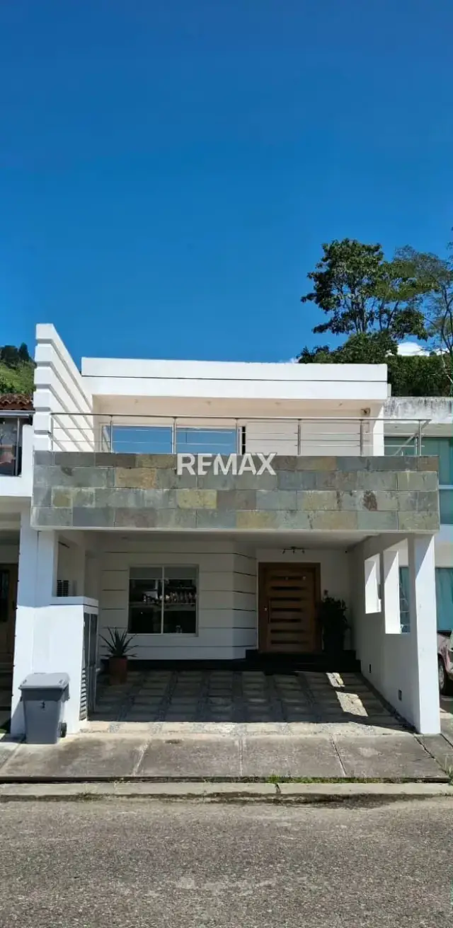 en venta Casa de Diseño Contemporáneo en Colinas de Pirineos