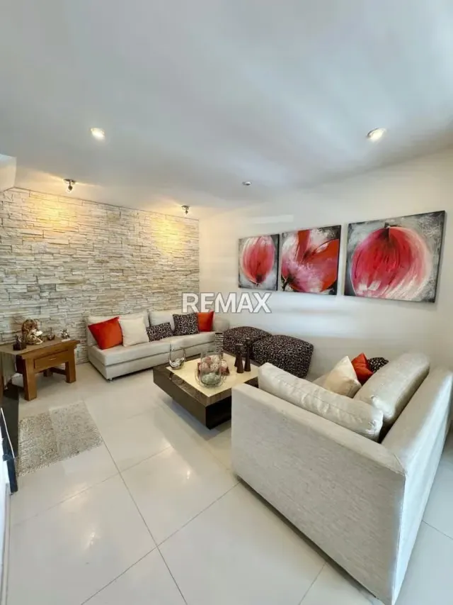 en venta Casa de Diseño Contemporáneo en Colinas de Pirineos - 2