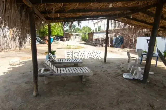Inversión en Playa El Yaque: Terreno con Bienhechurias frente al Mar