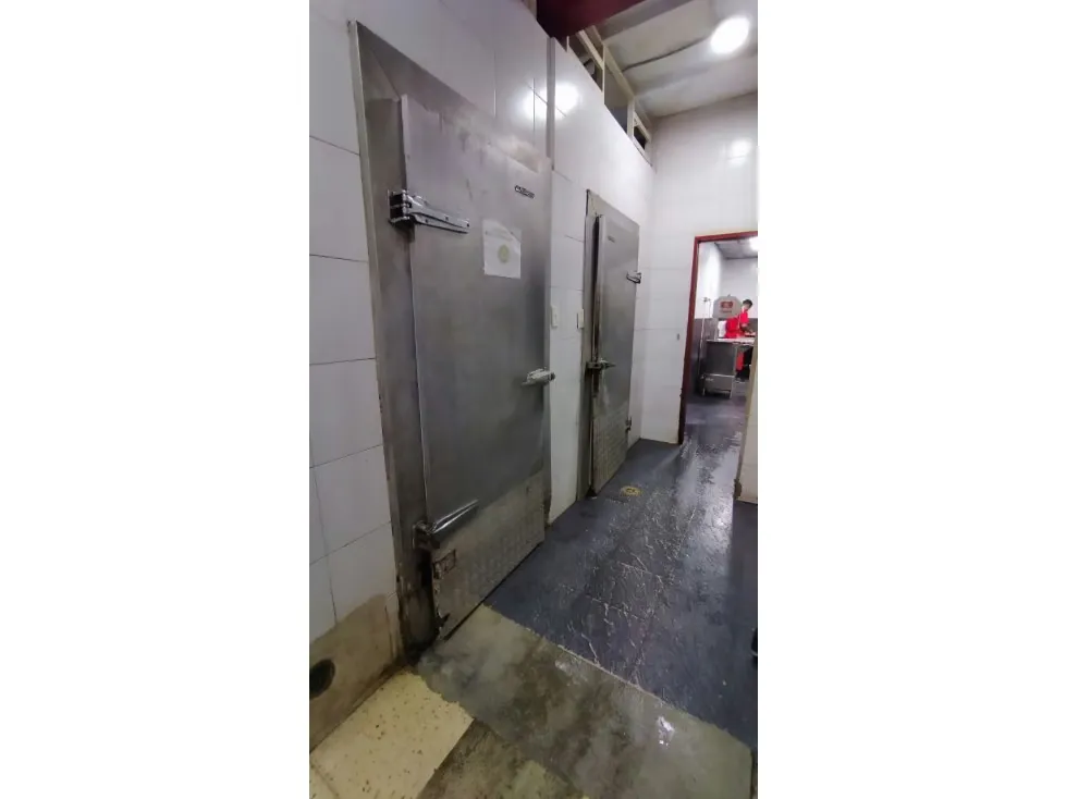 Se vende local comercial 1450m2 San Benardino 0246 - 11