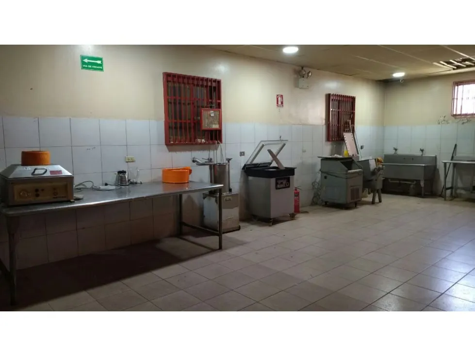 Se vende local comercial 1450m2 San Benardino 0246 - 15