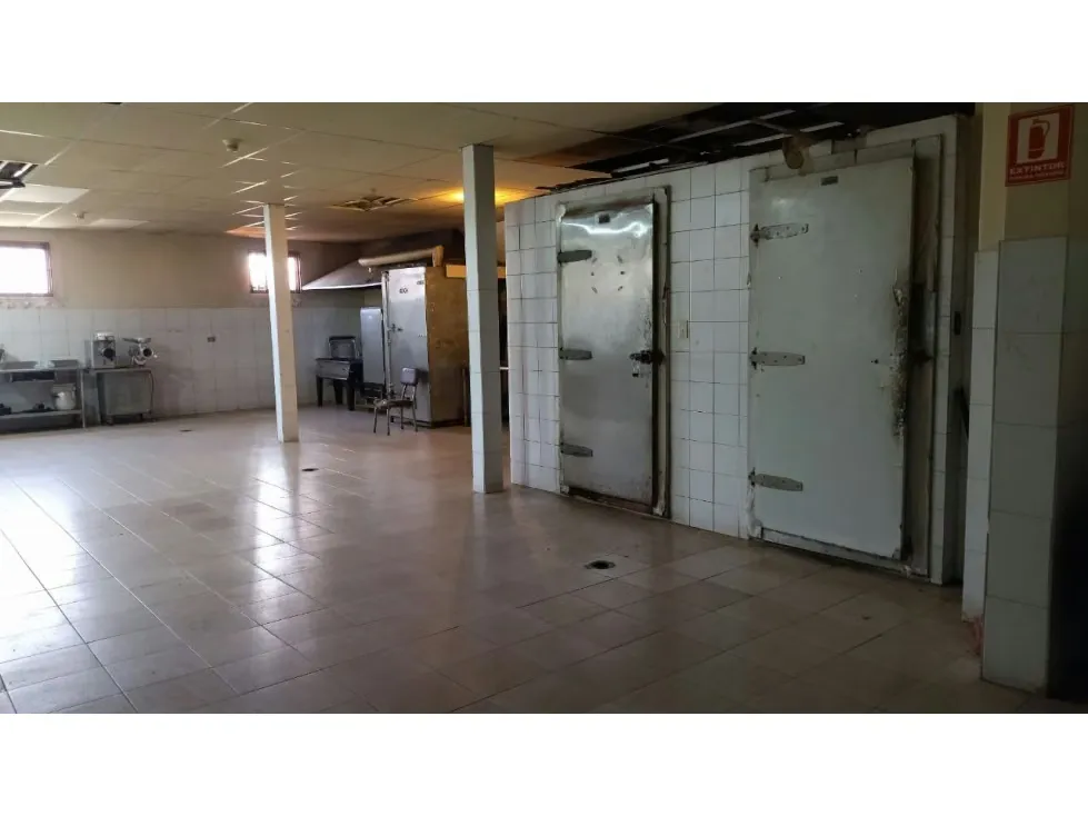 Se vende local comercial 1450m2 San Benardino 0246 - 16