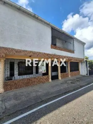 Amplia Casa multiproposito en Venta,Ubicada en el Sector La Hoyada Carvajal, a pie de la Avenida Principal