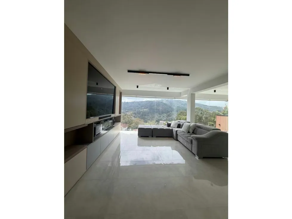 Casa en Venta en Los Naranjos del Cafetal 6H+S/ 6B/ 5P - 9