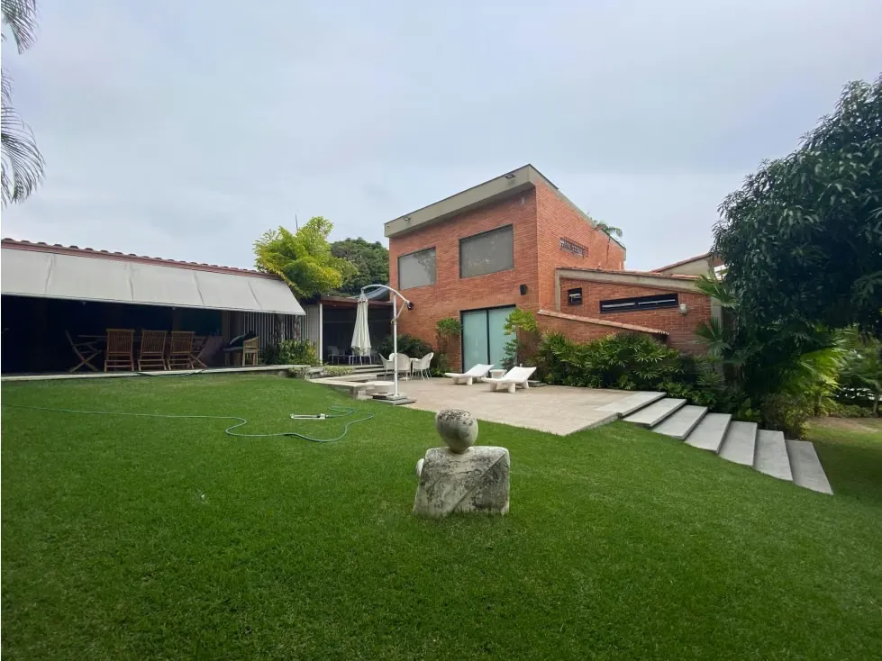 Se vende casa 2000m² 4h+s/4b+s/7e Cerro verde