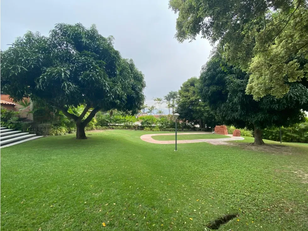 Se vende casa 2000m² 4h+s/4b+s/7e Cerro verde - 2