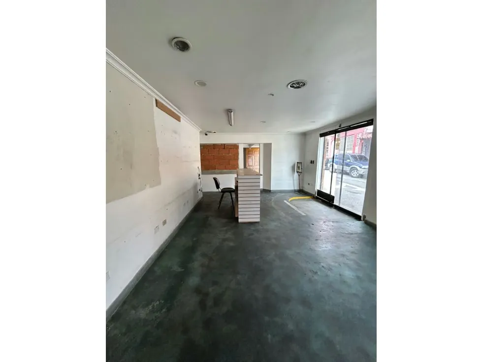 LOCAL COMERCIAL EN ALQUILER 98 M2- URB. EL HATILLO - 2