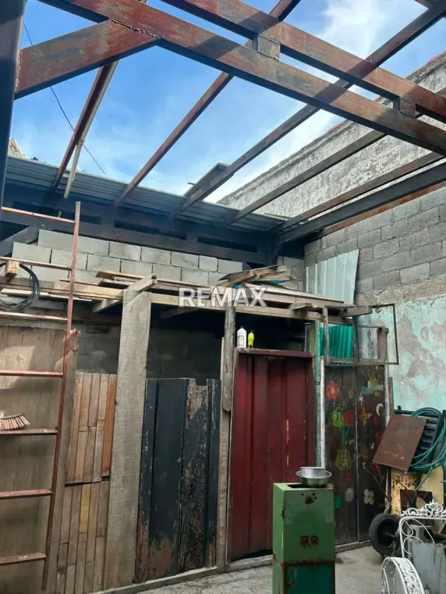 En venta casa-comercial para remodelar a su gustoen el oeste, cerca de la av. Pedro León Torres - 4