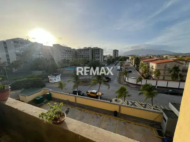 ALQUILER APARTAMENTO EN LOS GERANIOS URB. MANEIRO - 5