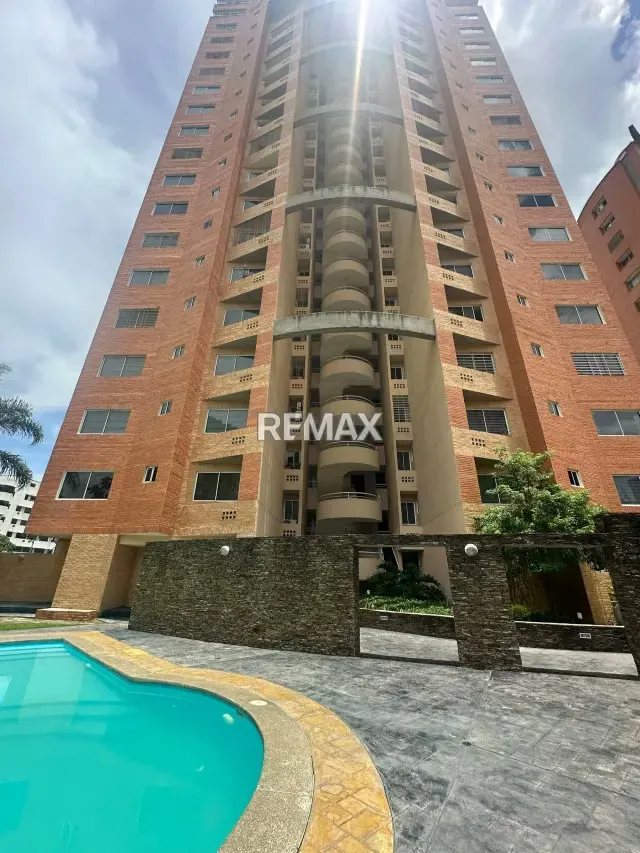 EN VENTA PENTHOUSE RES. MANDALAY SUITES URB. VALLE BLANCO