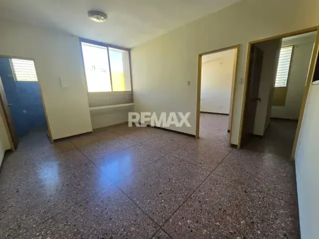 Apartamento sin amoblar en alquiler en zona céntrica de Acarigua. A una cuadra de la Plaza Bolivar.