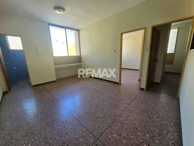 Apartamento sin amoblar en alquiler en zona céntrica de Acarigua. A una cuadra de la Plaza Bolivar.